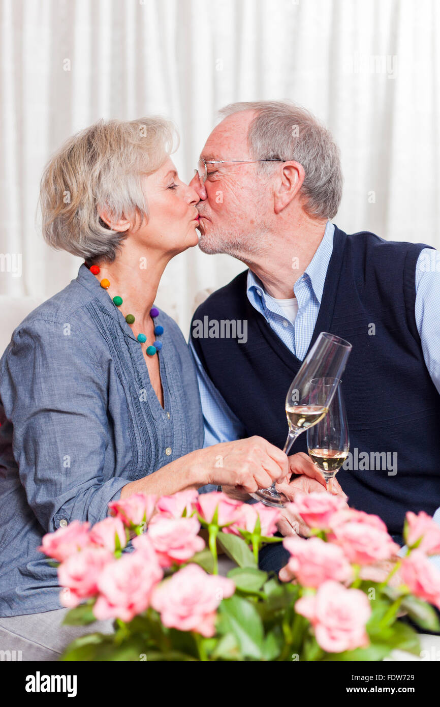 gerne älteres Paar küssen beim Jubiläum Ruhestand genießen Stockfoto