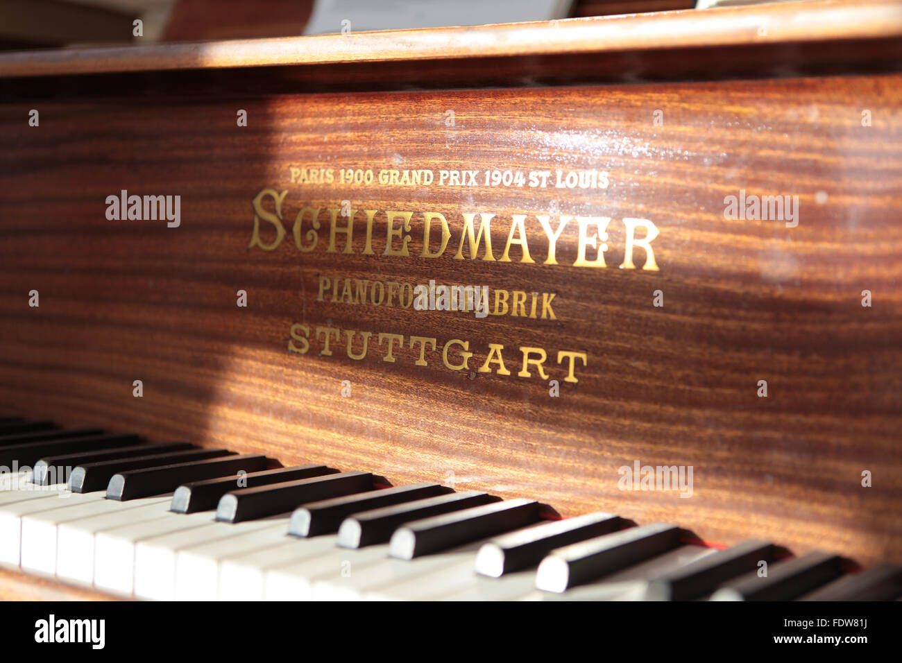 Klavier mit Schlüssel und Noten mit Noten Stockfoto