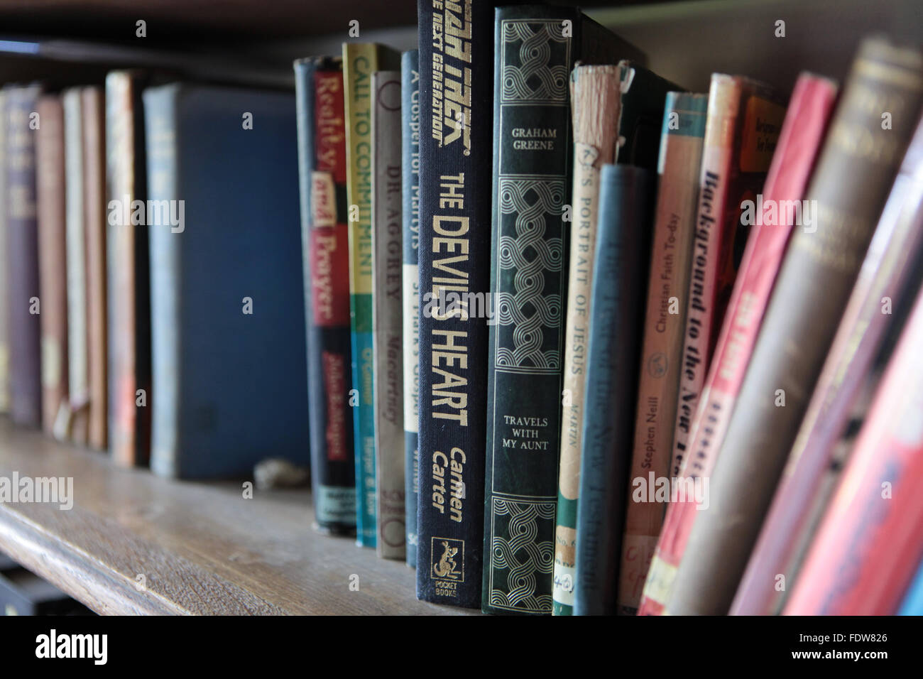 Vintage gebucht auf einem Bücherregal Stockfoto