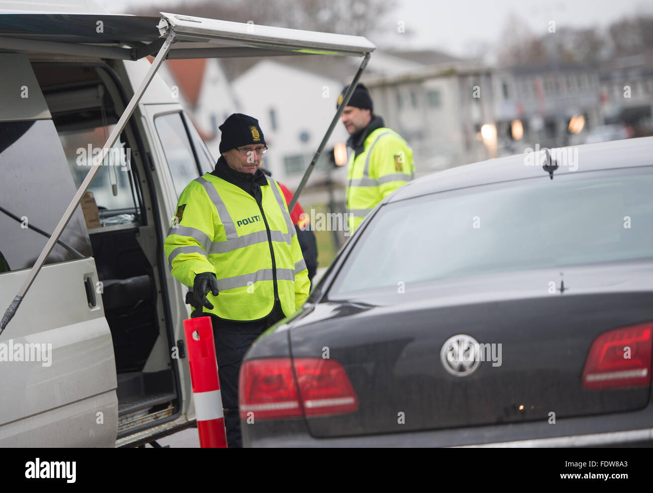 Krusa, Dänemark. 2. Februar 2016. Dänische Polizisten überprüfen die Passagiere der ankommenden Fahrzeuge an der Grenze bei Krusa, Dänemark, 2. Februar 2016. Dänemark ist die umstrittene Passkontrollen an der deutschen Grenze bis 23. Februar 2016 verlängert. Foto: LUKAS SCHULZE/DPA/Alamy Live-Nachrichten Stockfoto