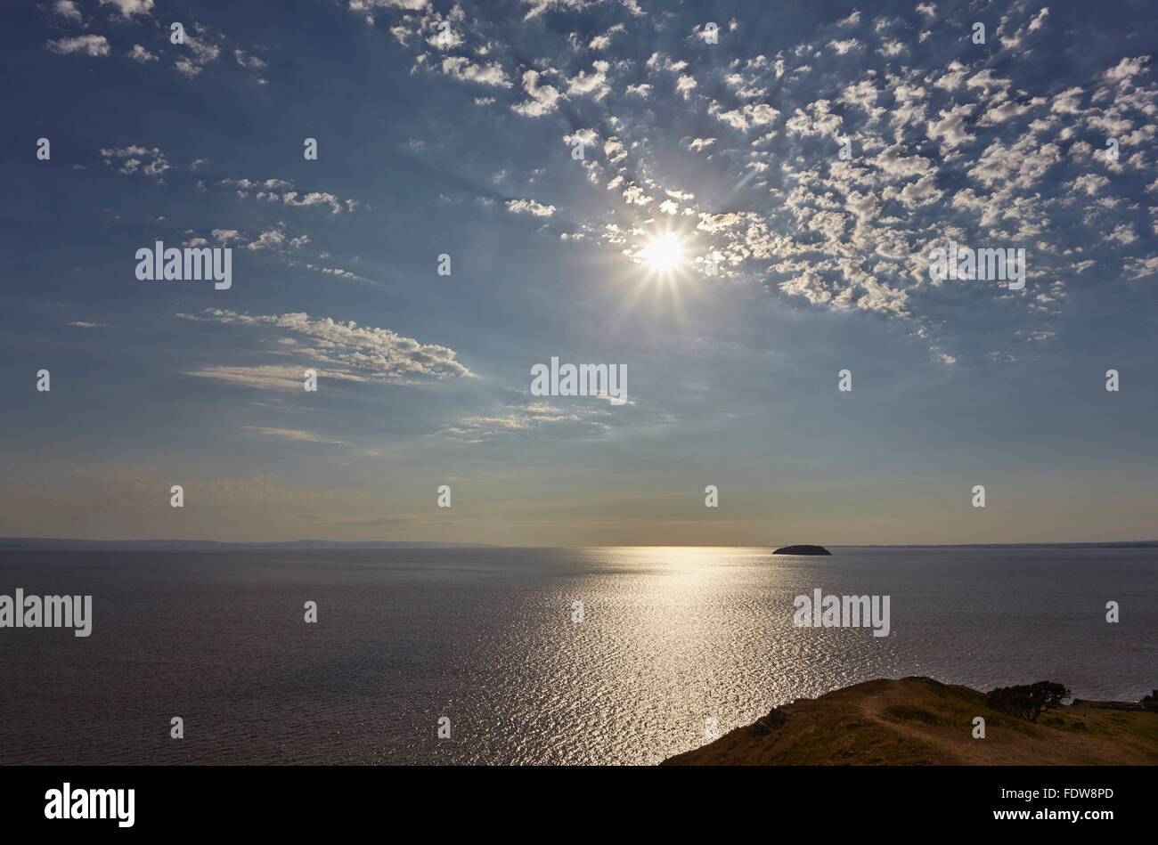 Blick von Brean Down auf der Insel von steilen Holm und Wales, Somerset, Großbritannien. Stockfoto