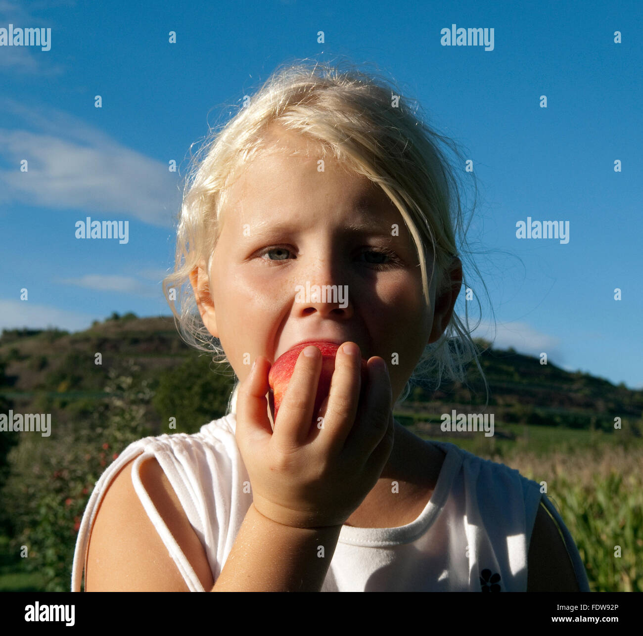 Näher, Apfelessen Stockfoto