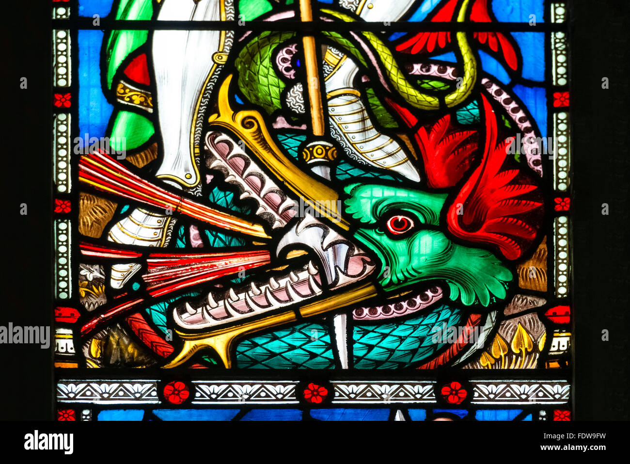 Buntglasfenster mit Blick auf den Tod eines Drachen durch St. George, Großbritannien. Stockfoto