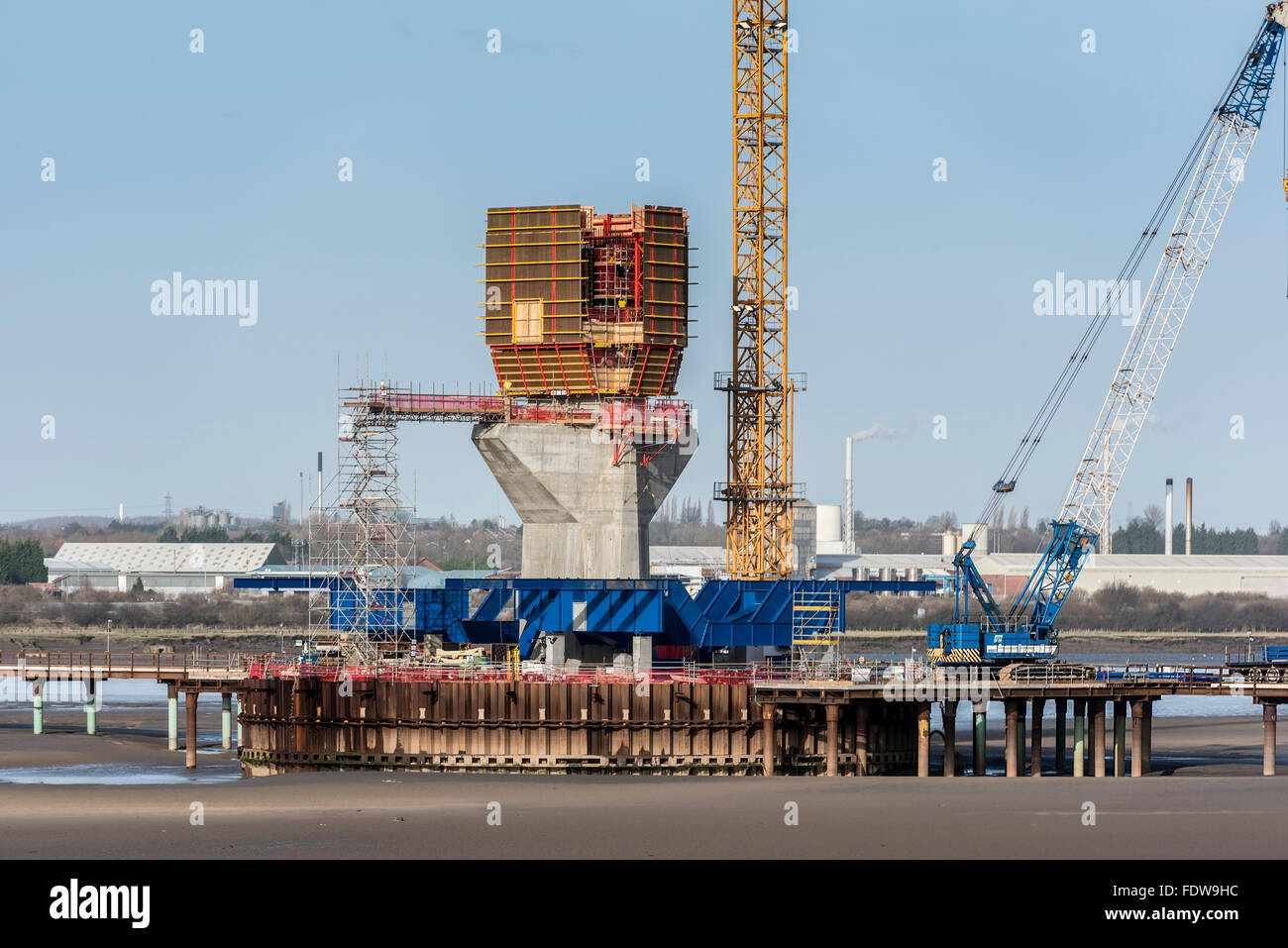 Constrution der neuen Gateway-Straßenbrücke über den Fluss Mersey zwischen Runcorn und Widnes. Cheshire Nordwestengland. Stockfoto