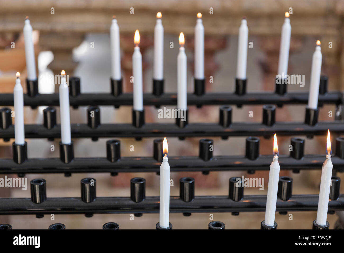 Kerzen im Dom - Religion Hintergrund Closeup, Fokus auf Vordergrund Stockfoto