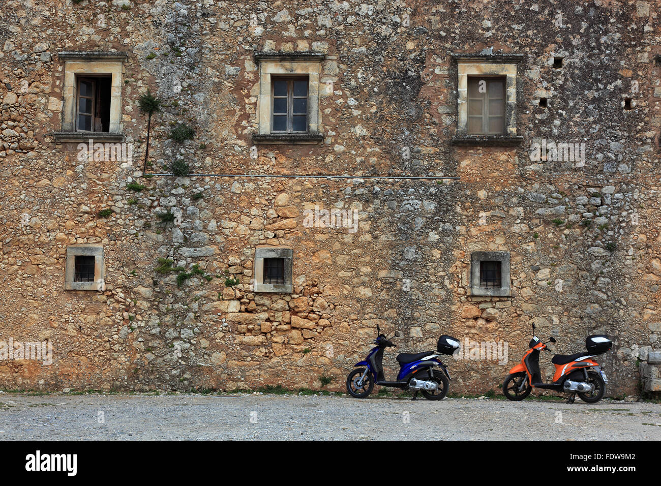 Kreta, zwei Motorroller in der äußeren Fassade eines alten Gebäudes Stockfoto