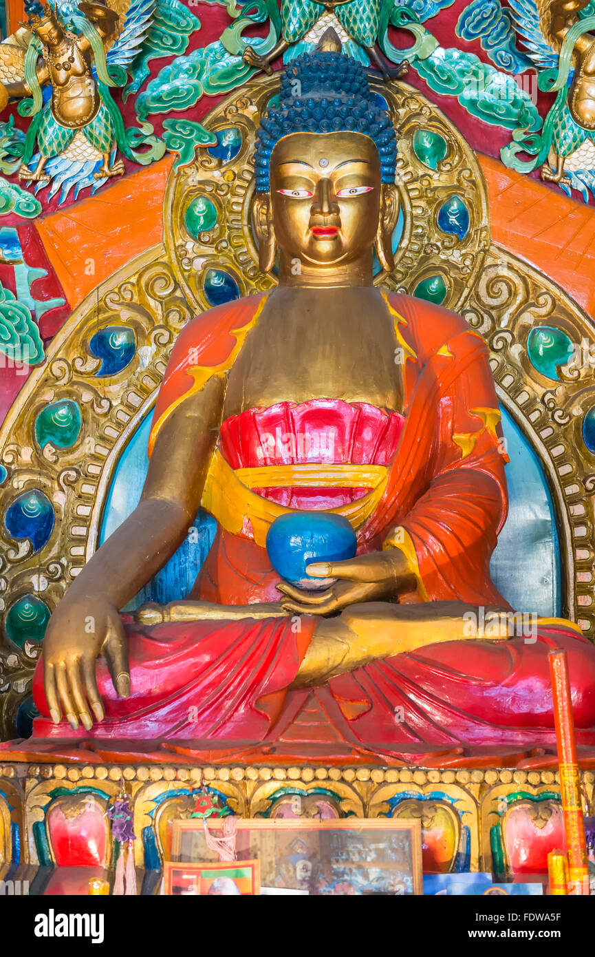 Statue in einem buddhistischen Tempel, Shuzheng tibetischen Dorf, Jiuzhaigou Nationalpark, Provinz Sichuan, China Stockfoto