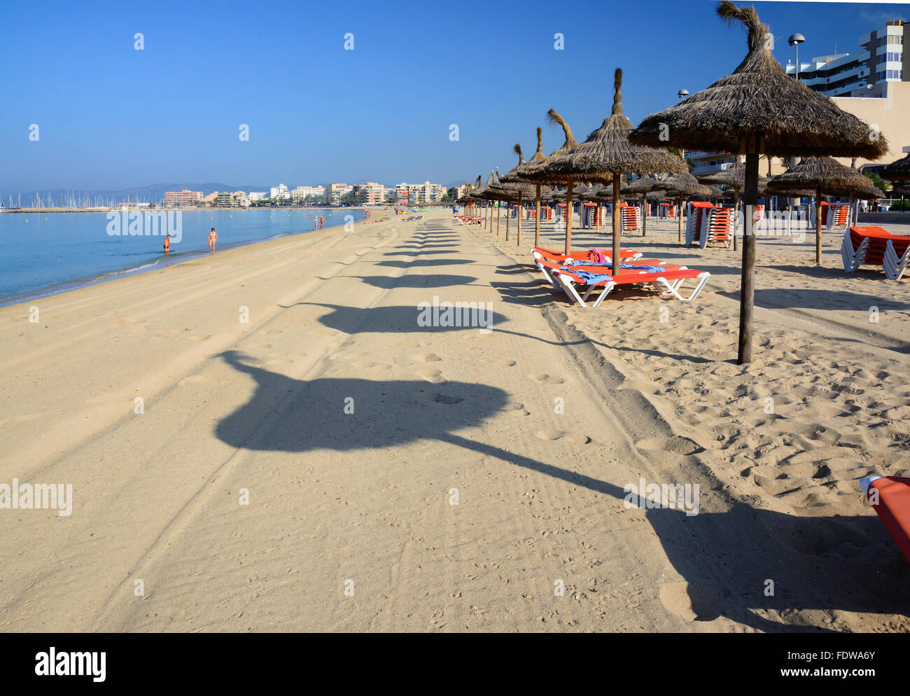 Sonnenschirme Lounges sandigen Mallorca Strand Sommer Meer Stockfoto