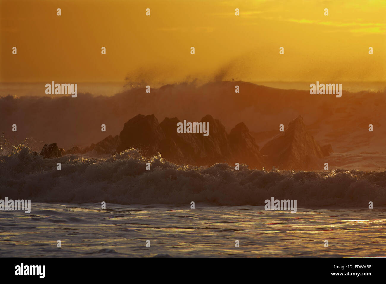Sonnenuntergang über dem Atlantik surfen nahe Hartland Quay, an der Nordküste von Devon, im Südwesten von England, Großbritannien. Stockfoto