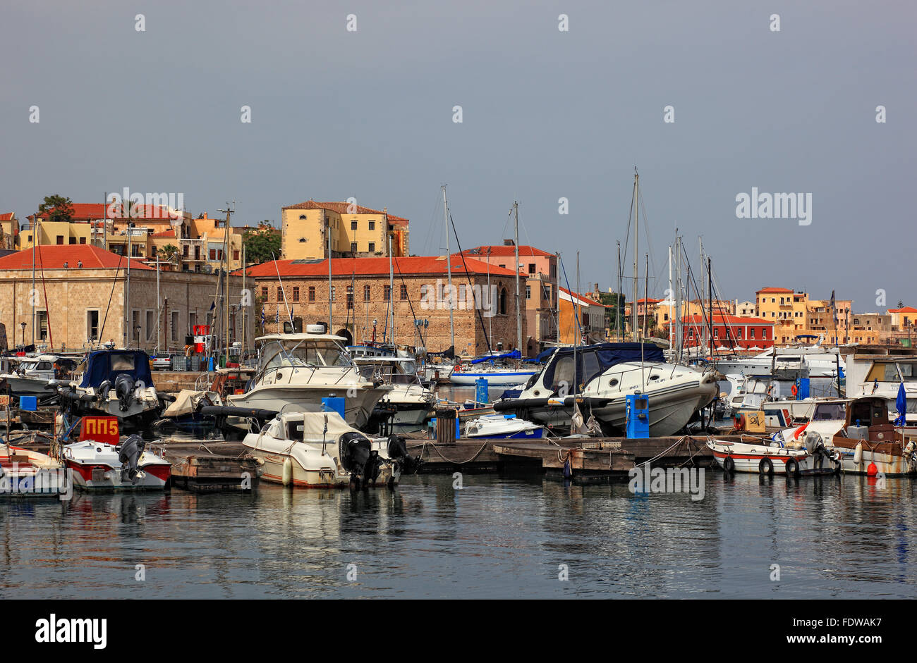 Kreta, Chania Hafen, Altstadt und Boote im venezianischen Hafen Stockfoto