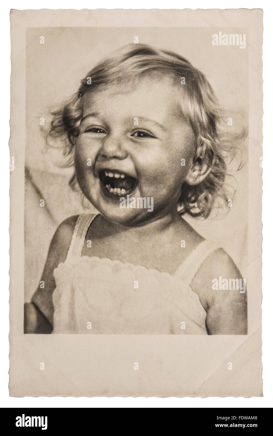 Glückliches kleines Mädchen Lachen. Vintage Bild mit originalen Filmkorn und Unschärfe Stockfoto