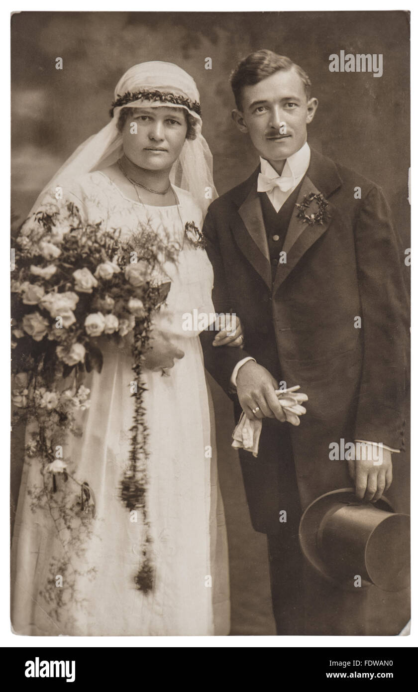 Vintage Hochzeitsfoto. Nur Ehepaar. Nostalgisches Bild mit originalen Filmkorn und Unschärfe Stockfoto