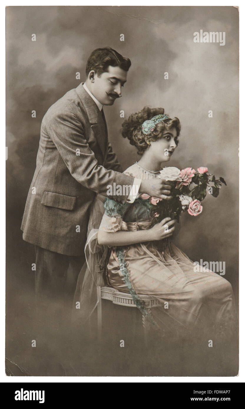 Brautpaar mit Rosen Blumen. Vintage Urlaub Bild, original Filmkorn und Unschärfe Stockfoto