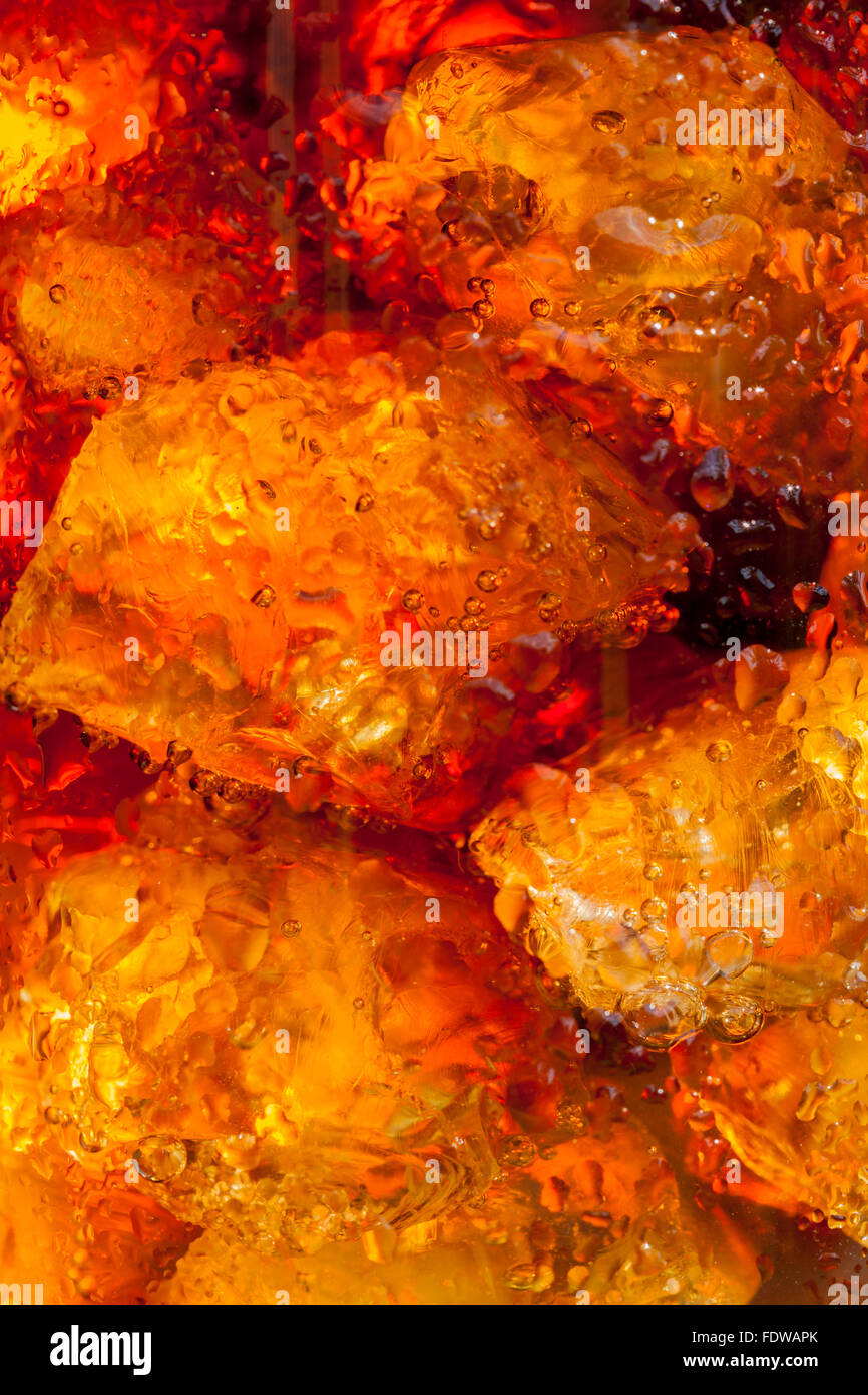 eiskalte Cola Sommergetränk im Garten Stockfoto