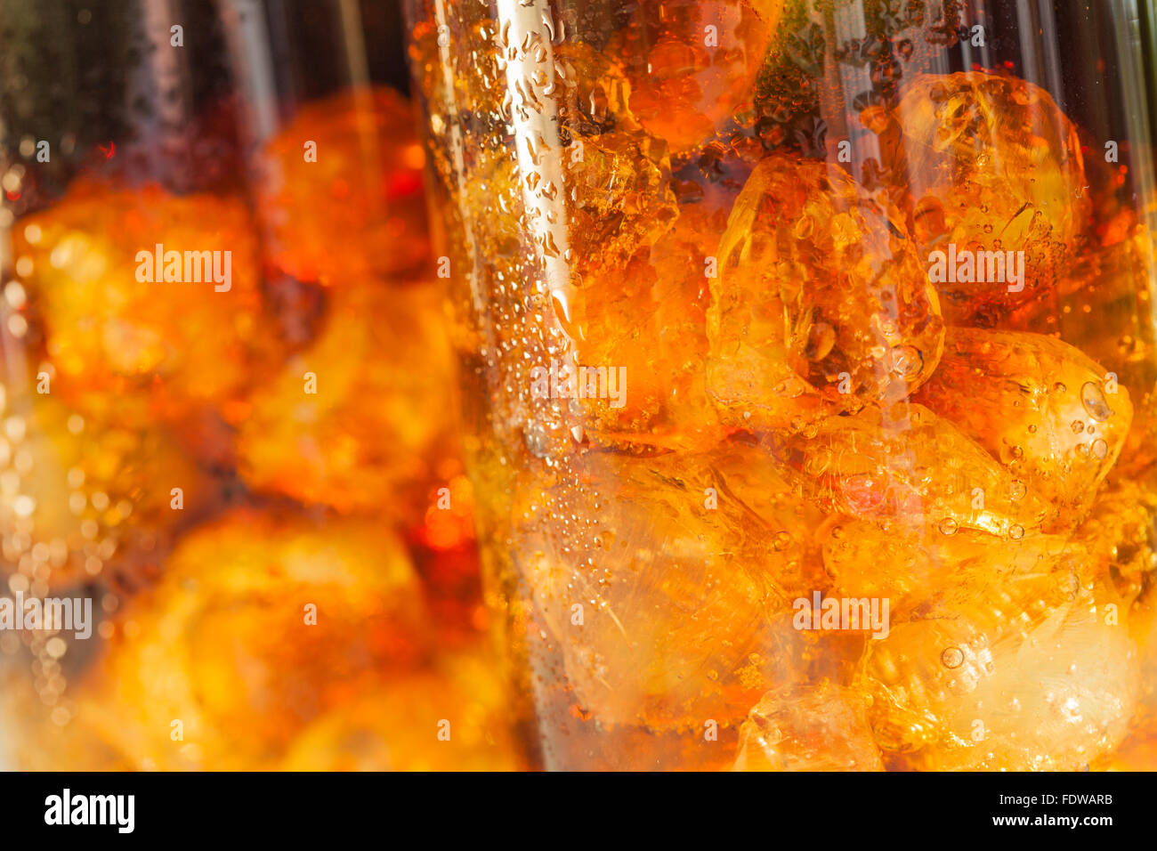 eiskalte Cola Sommergetränk im Garten Stockfoto