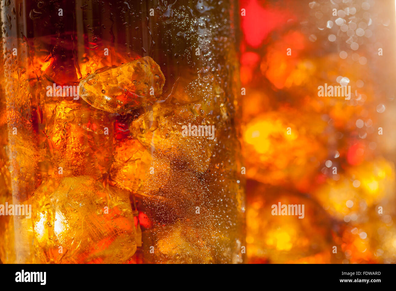 eiskalte Cola Sommergetränk im Garten Stockfoto
