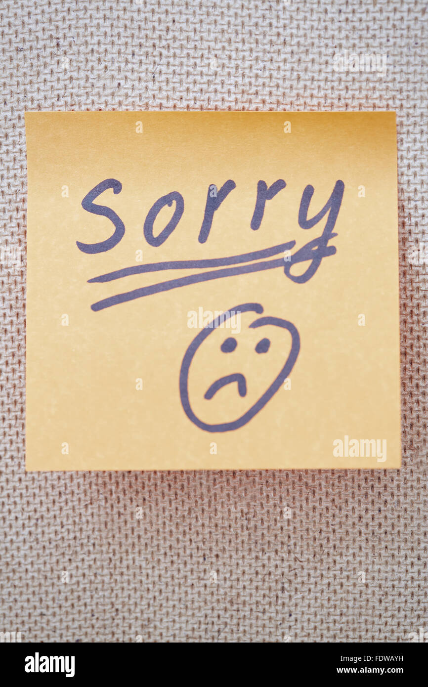 Selbstklebende Hinweis mit Sorry Text und traurige Smiley auf einem Etikett Stockfoto