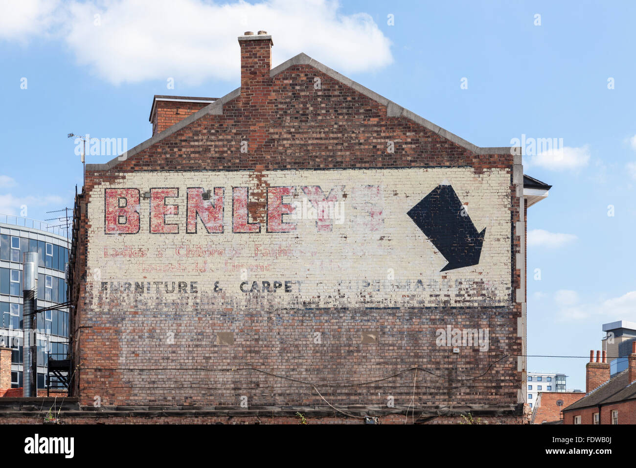 Alte Werbung. Anzeige malte auf eine Wand von einem alten Backsteingebäude, Nottingham, England, Großbritannien Stockfoto