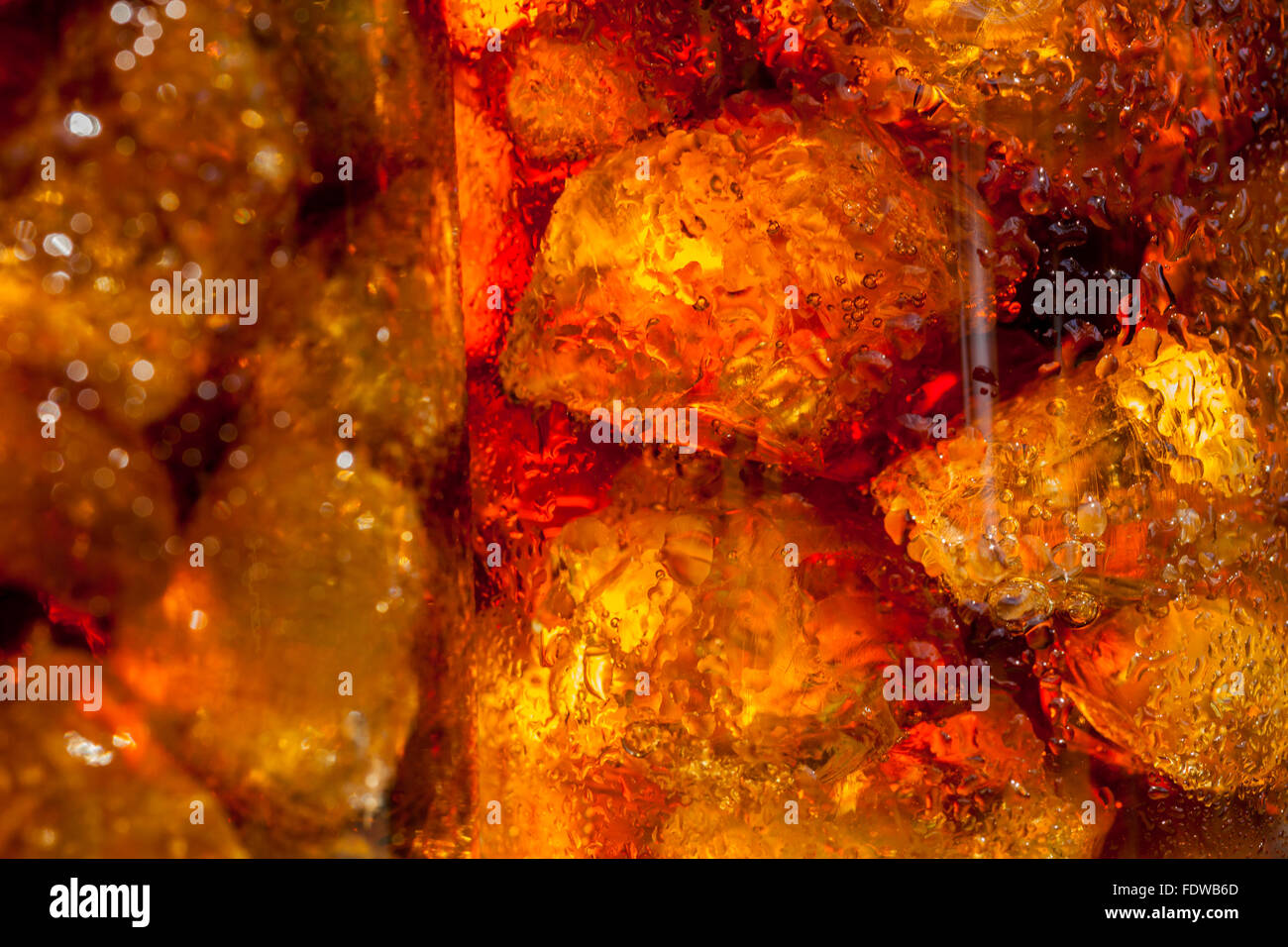 eiskalte Cola Sommergetränk im Garten Stockfoto