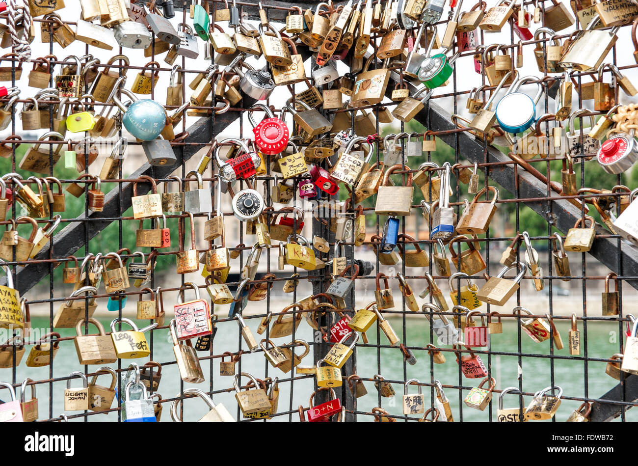 Liebesschlösser in Paris. Seine Brücke. Valentinstag-Konzept Stockfoto