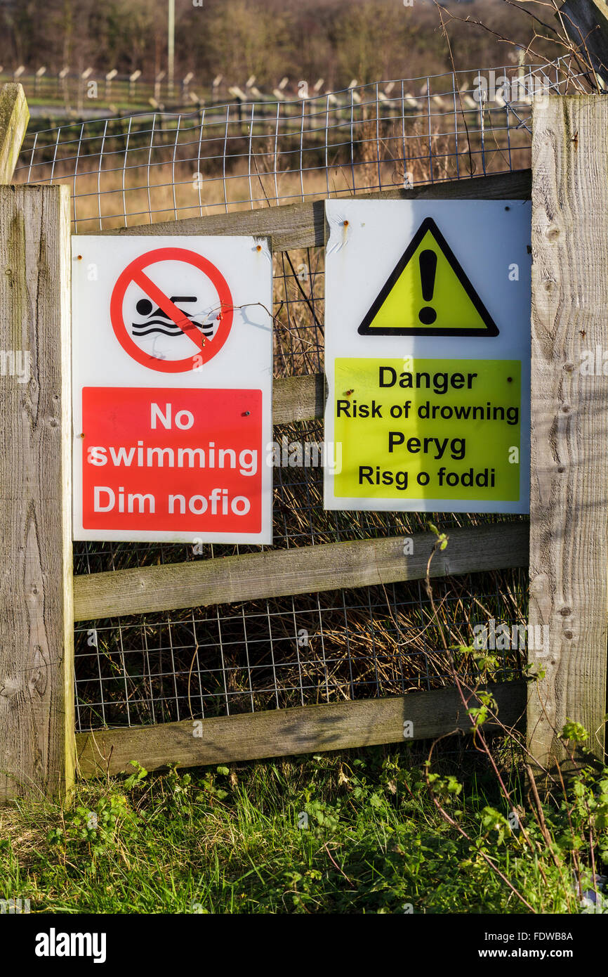 Kein Schwimmen und Gefahr Schilder in Englisch und Walisisch. Stockfoto