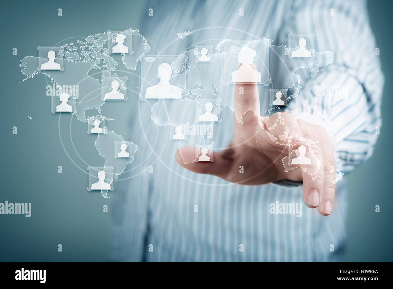 Hand, die abstrakte virtuelle Tasten auf touchscreen Stockfoto