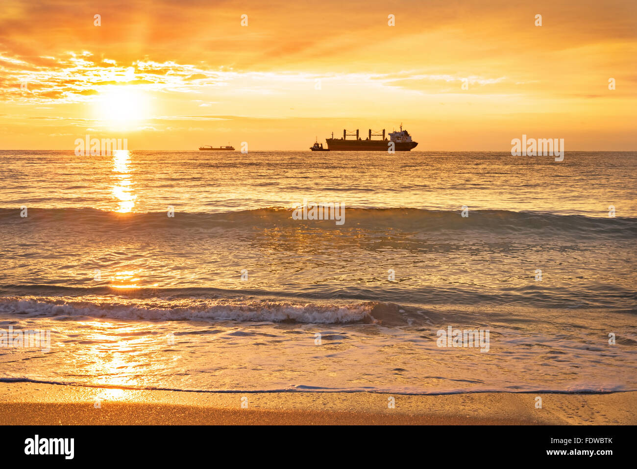 Schiff, Meer, Sonnenuntergang. Stockfoto