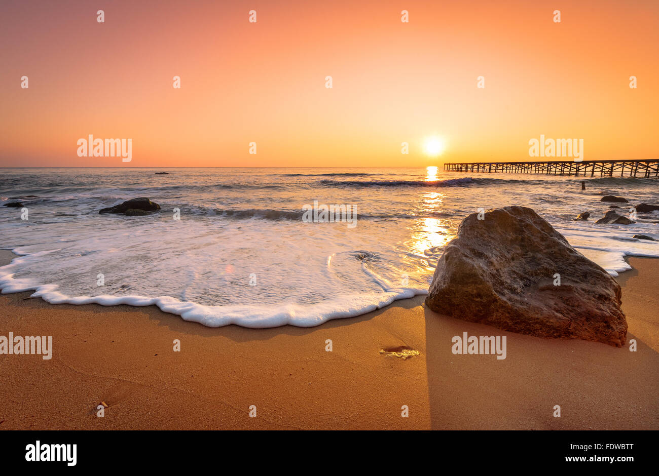 Am frühen Morgen, Sonnenaufgang über dem Meer. Stockfoto