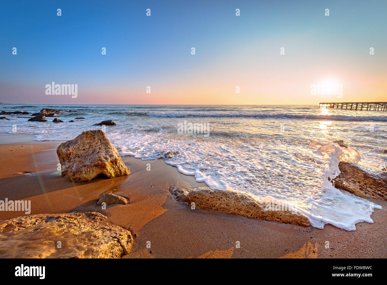 Sunrise und Strand. Stockfoto