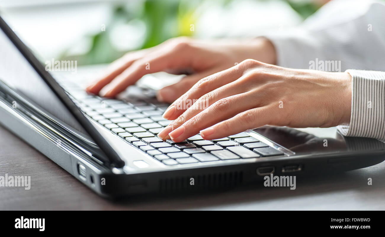 Weiblichen Büroangestellten Tippen auf der Tastatur Stockfoto