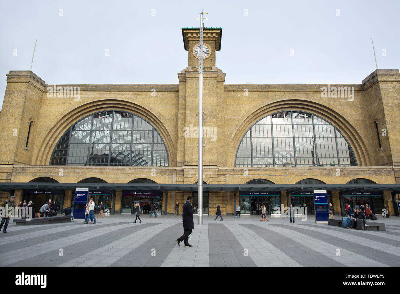 Kings Cross Square Regeneration, 75000sq ft neu gestalteten Bahnhofsplatz und umgebenden Bereich, Nord-London, England, UK Stockfoto