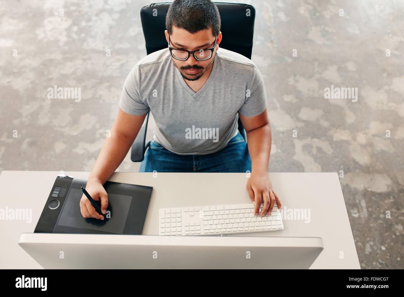 Ansicht Von Oben Bild Grafik Designer Arbeitsplatz Mock Up Computer Monitor Mit Weisser Bildschirm Tastatur Kopfhorer Und Tablet Auf Woo Stockfotografie Alamy