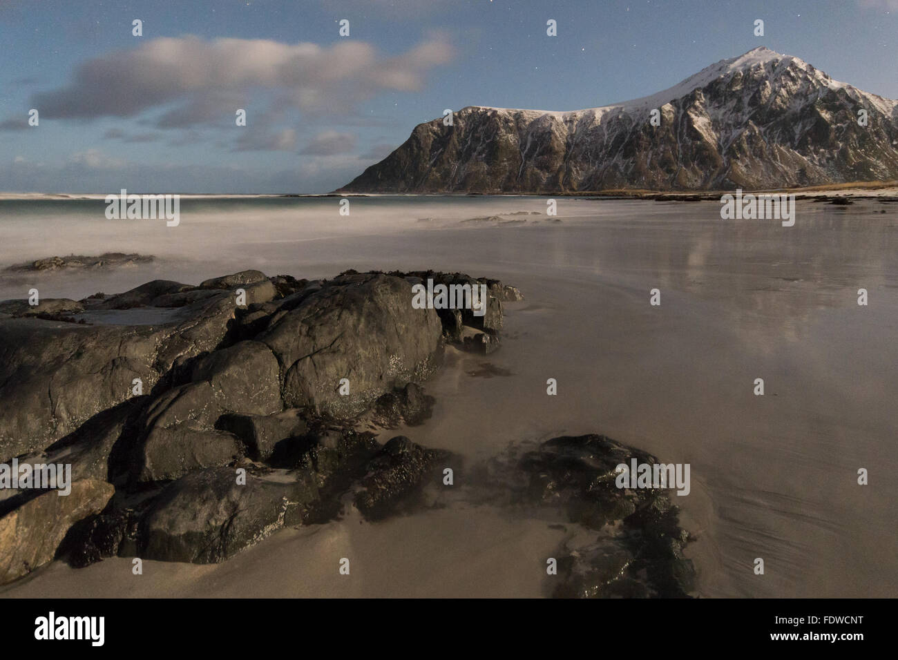 Mondschein Skagsanden Strand in Flakstad Lofoten Inseln, Norwegen Stockfoto