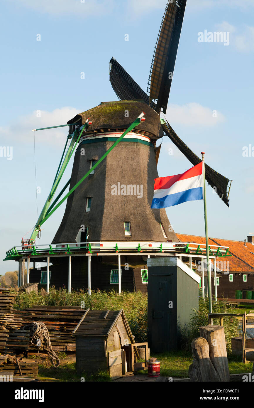 Niederlandische Flagge Fliegen De Zoeker Windmuhle Wind Muhlen Windmuhlen Wind Mills Zaanse Schans Holland Niederlande Blauer Himmel Sonne Stockfotografie Alamy