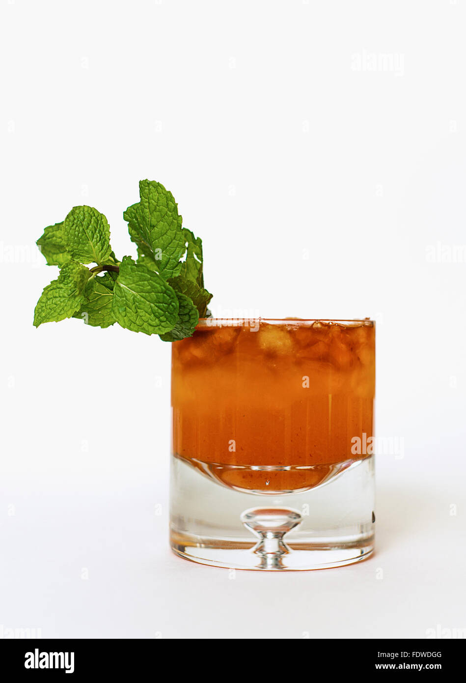 Nahaufnahme von einen würzigen Mai Tai mit einem Minze garnieren Stockfoto