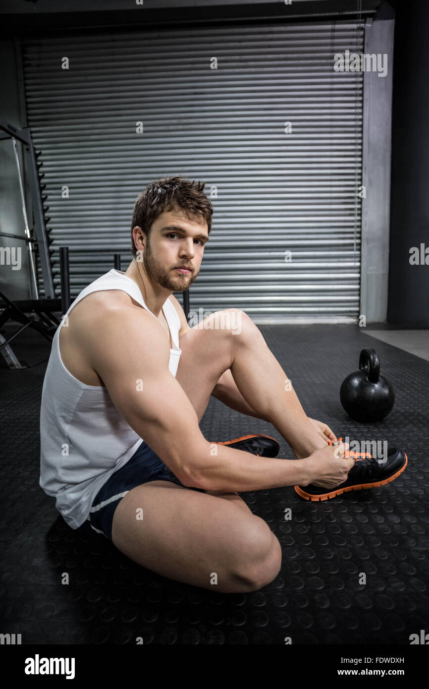 Fit Mann seine Schnürsenkel zu binden Stockfoto