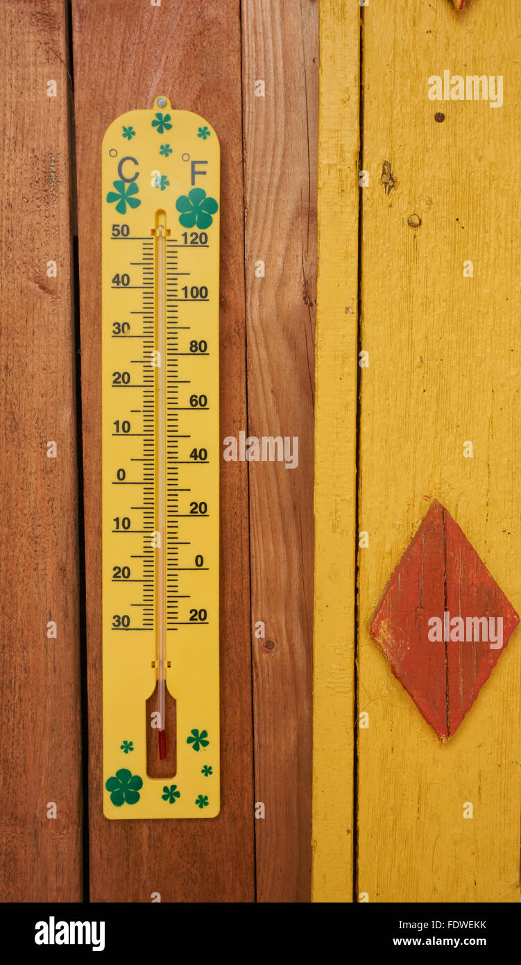 Im freien Thermometer messen die Temperatur im Winter im Dorf Stockfoto