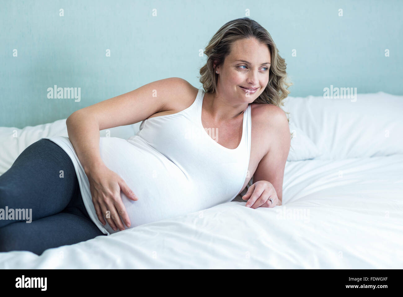 Schwangere Frau ihren Bauch berühren. Stockfoto