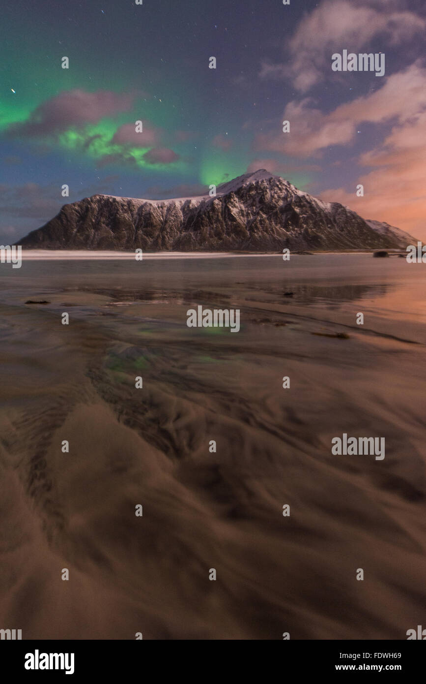 Die Aurora Borealis - Polarlichter über Skagsanden, Flakstad, Norwegen Stockfoto
