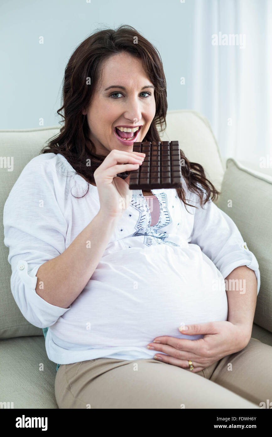 Schwangere Frau Schokolade essen Stockfoto