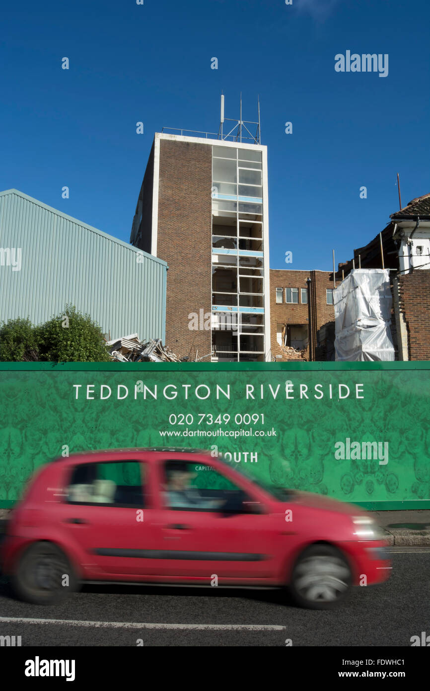 Bauzaun in den ehemaligen Teddington Studios, umgewandelt in die Häuser von Teddington am Flussufer Stockfoto