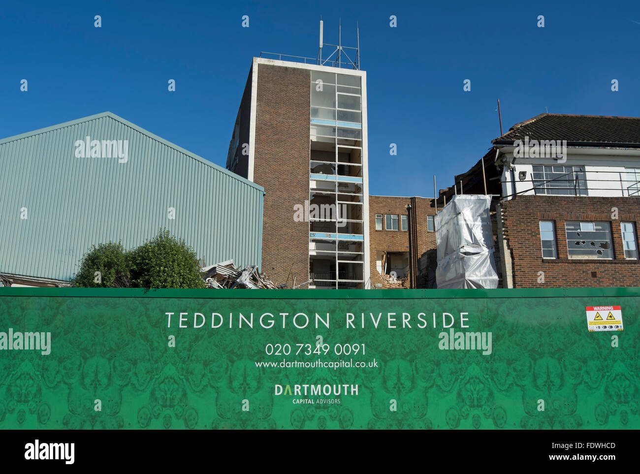 Bauzaun in den ehemaligen Teddington Studios, umgewandelt in die Häuser von Teddington am Flussufer Stockfoto