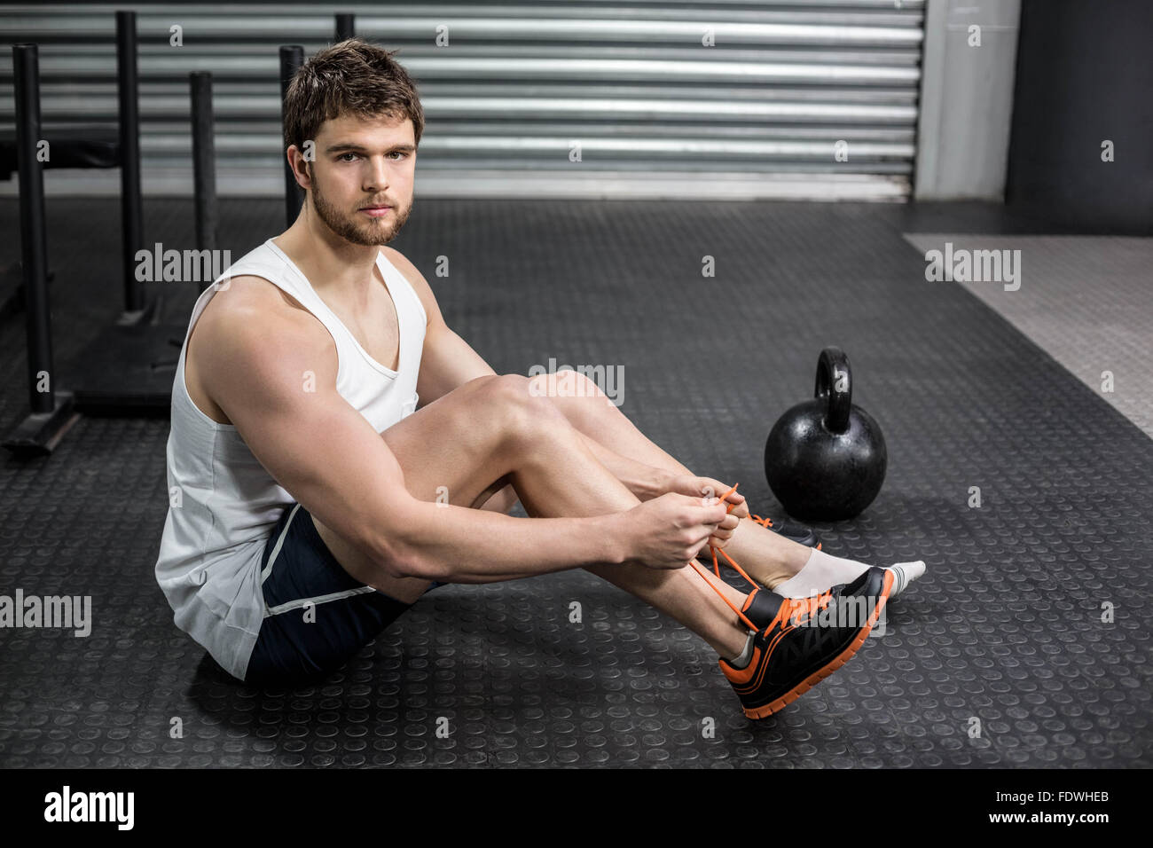 Fit Mann ihre Schnürsenkel zu binden Stockfoto