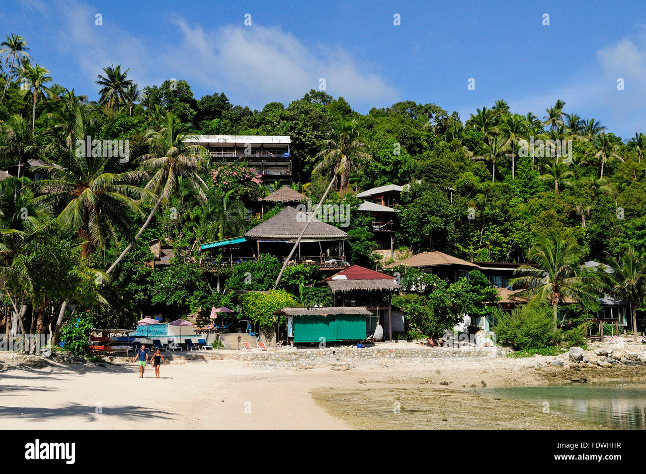 Touristen, die zu Fuß in Haad Salad Beach Koh Phangan, Thailand Stockfoto