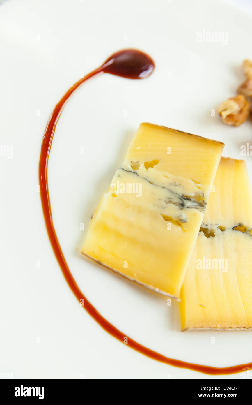 französischer Gourmet-Käse mit Balsamico-Essig-Sauce und Weißwein Stockfoto