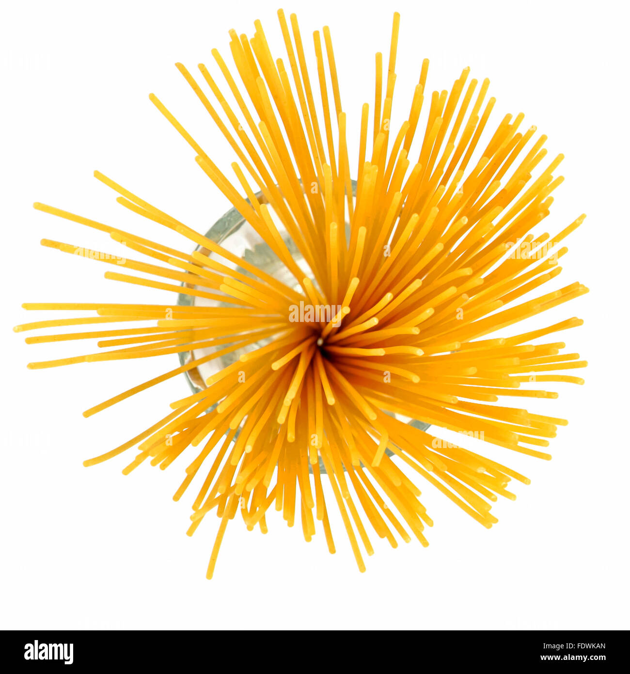 Spaghetti Strohhalme, aus einem ungewöhnlichen Winkel von oben auf weißem Hintergrund isoliert Model Release: Nein Property Release: Nein. Stockfoto