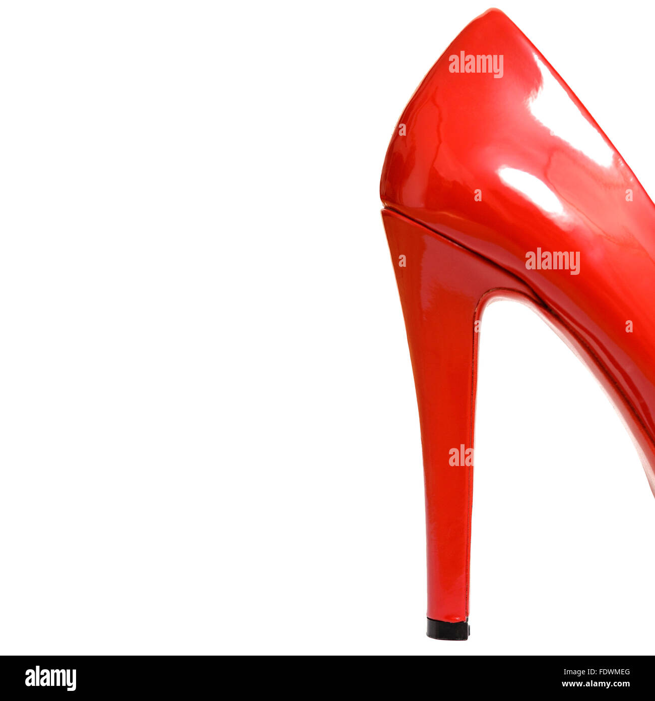 Zurück rot glänzenden Lack High Heels auf weißem Hintergrund. Model Release: Nein Property Release: Nein. Stockfoto