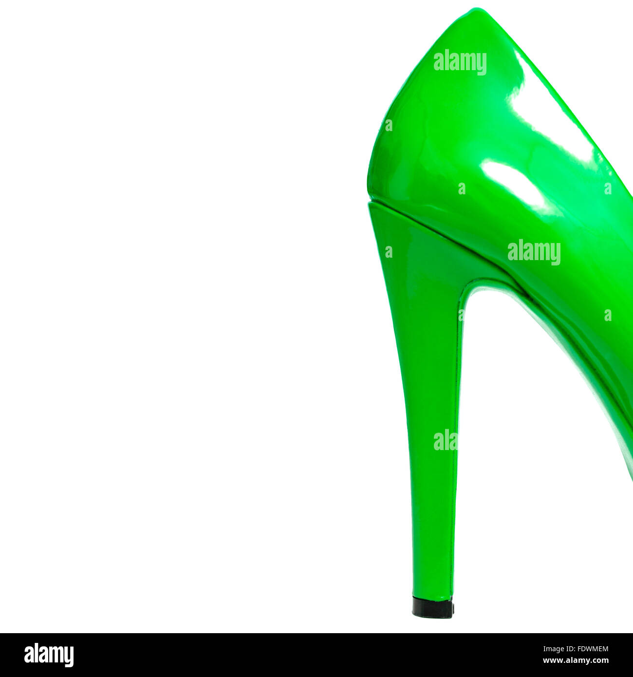 Zurück Grün glänzenden Lack High Heels auf weißem Hintergrund. Model Release: Nein Property Release: Nein. Stockfoto