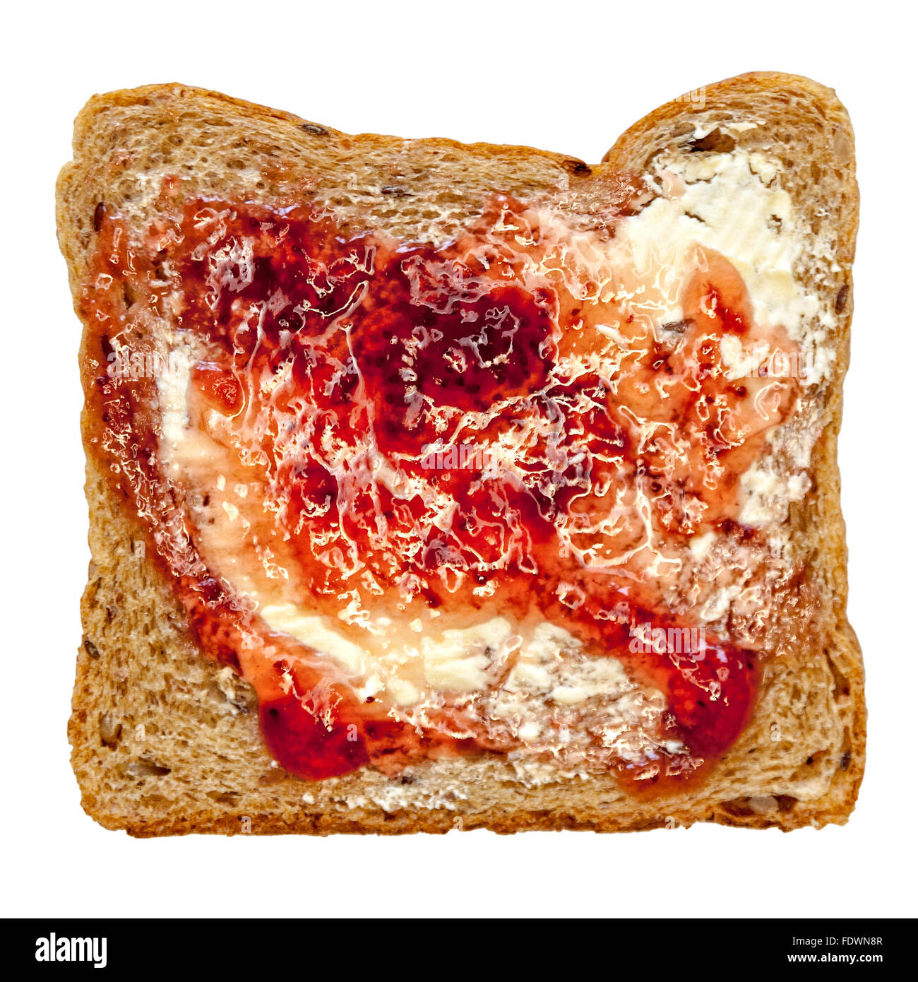 Nahaufnahme o Weizen geröstetes Brot mit Butter und Erdbeermarmelade auf weißem Hintergrund isoliert Model Release: Nein Property Release: Nein. Stockfoto