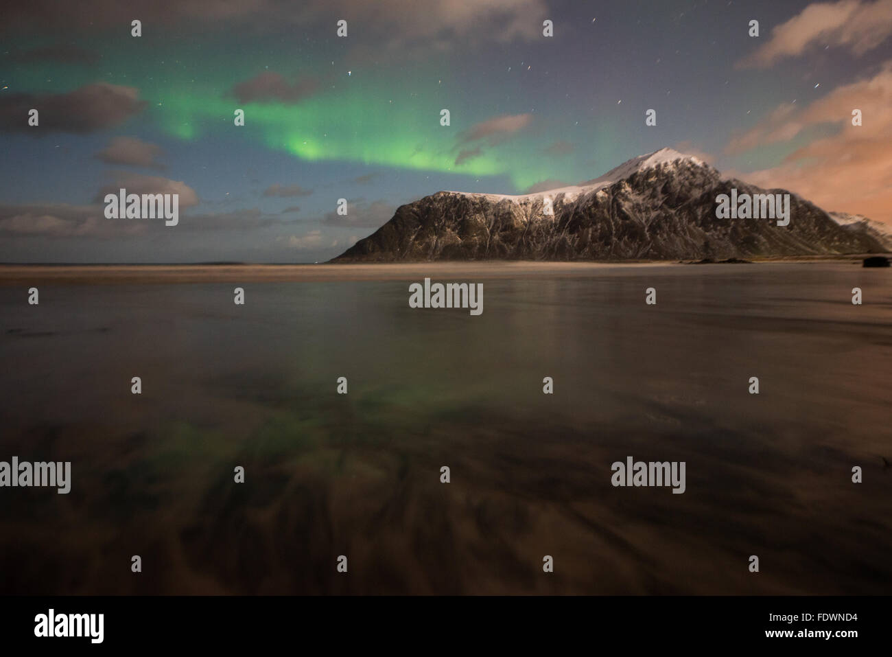 Die Aurora Borealis - Polarlichter über Skagsanden, Flakstad, Norwegen Stockfoto